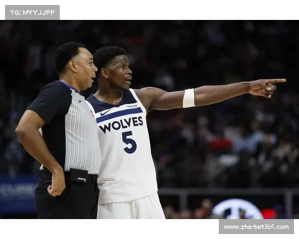 爱德华兹表现出色半场6投9中贡献15分助攻篮板双双到位 爱德华兹表现出色半场6投9中贡献15分助攻篮板双双到位